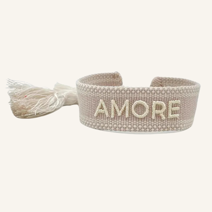 Bracciale in tessuto ricamato beige con scritta "AMORE"