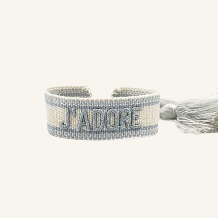 Bracciale in tessuto ricamato bianco con scritta azzurra "J'ADORE"