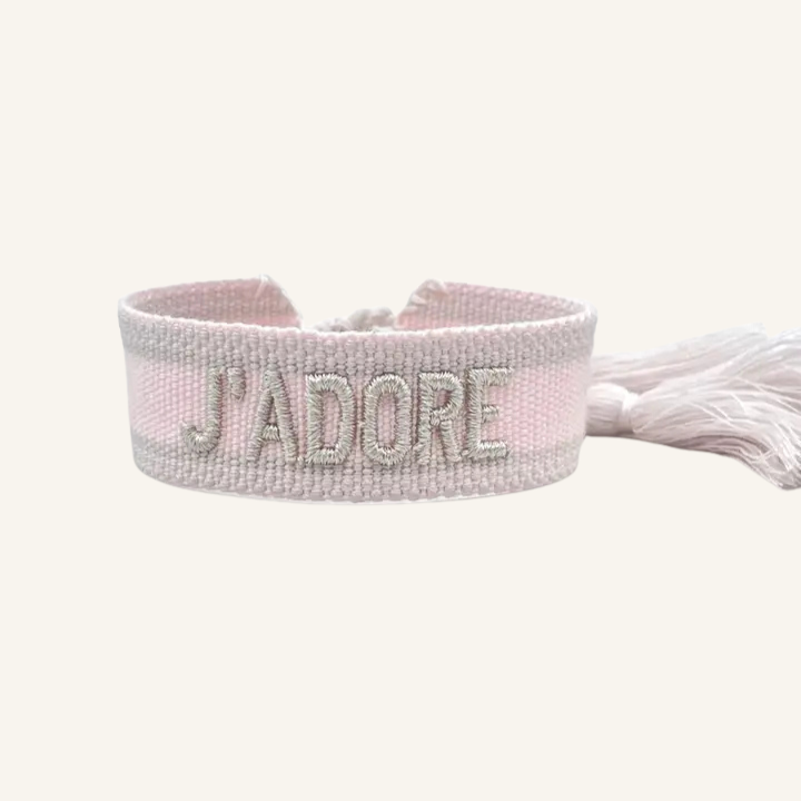 Bracciale in tessuto ricamato rosa con scritta "J'ADORE"