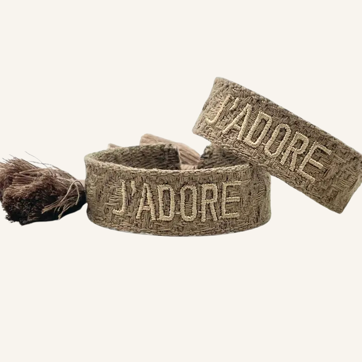 Bracciale in tessuto ricamato marrone con scritta "J'ADORE"