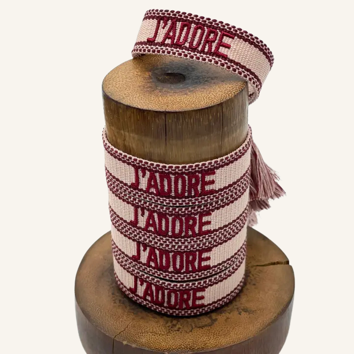 Bracciale in tessuto ricamato rosso e rosa con scritta "J'ADORE"