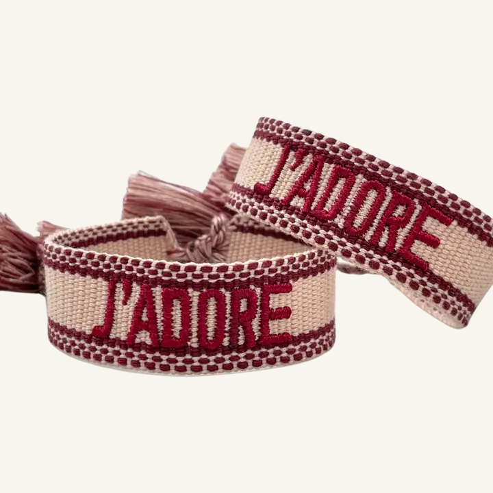 Bracciale in tessuto ricamato rosso e rosa con scritta "J'ADORE"