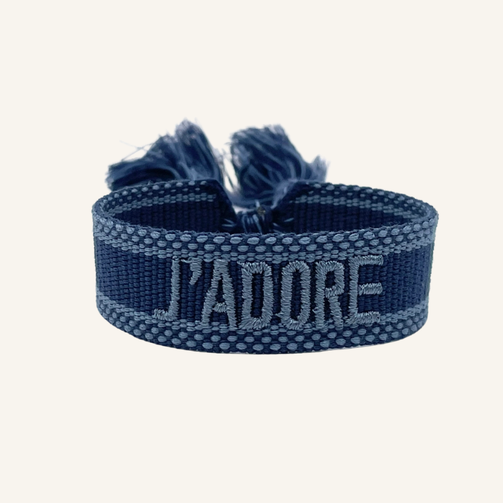 Bracciale in tessuto ricamato blu con scritta "J'ADORE"