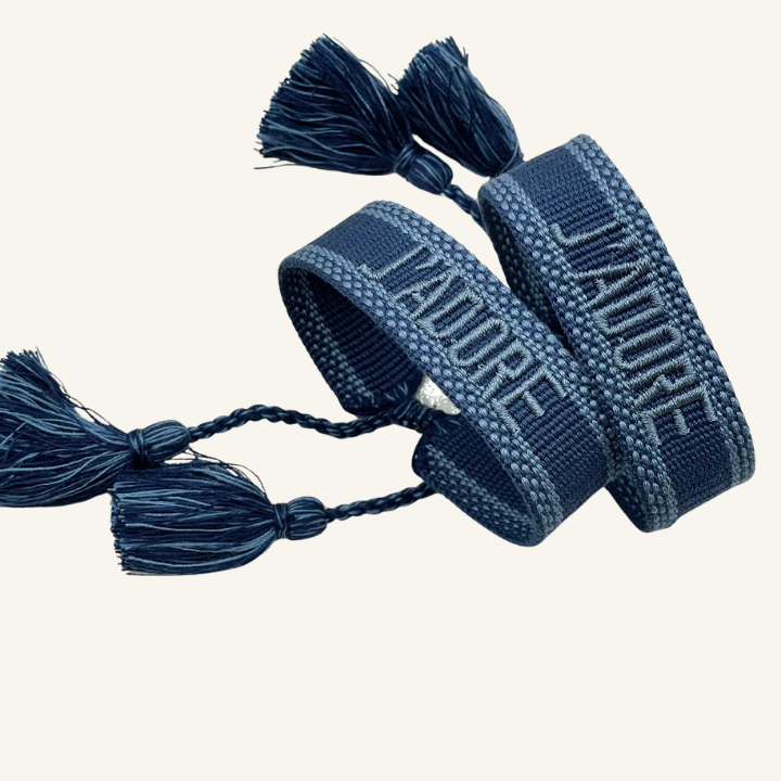 Bracciale in tessuto ricamato blu con scritta "J'ADORE"