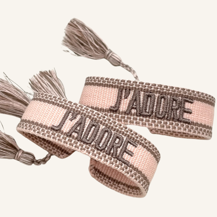 Bracciale in tessuto ricamato rosa con scritta "J'ADORE"