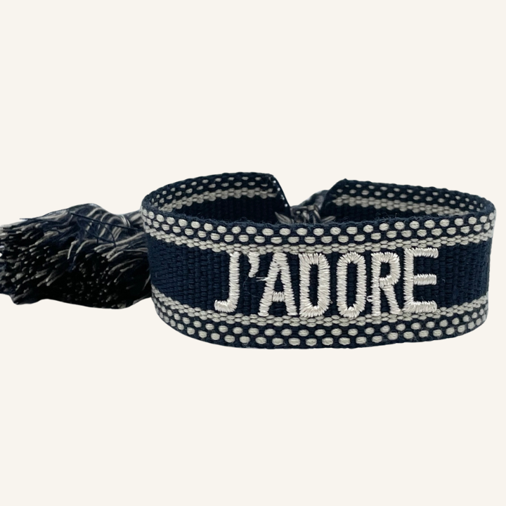 Bracciale in tessuto ricamato nero con scritta bianca "J'ADORE"