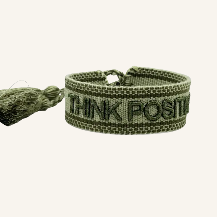 Bracciale in tessuto ricamato verde con scritta "THINK POSITIVE"