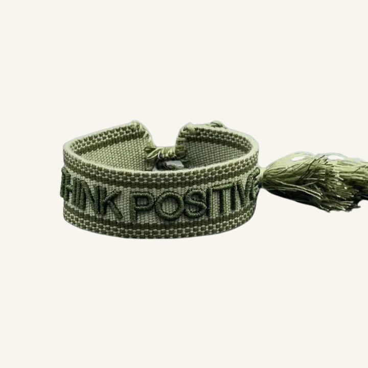 Bracciale in tessuto ricamato verde con scritta "THINK POSITIVE"