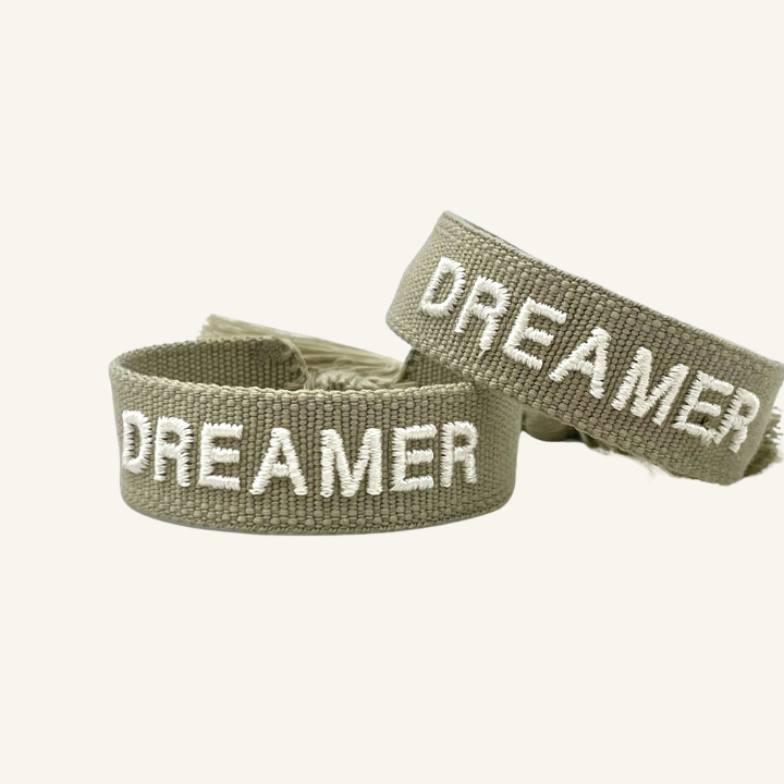 Bracciale in tessuto ricamato verde militare con scritta bianca "DREAMER"