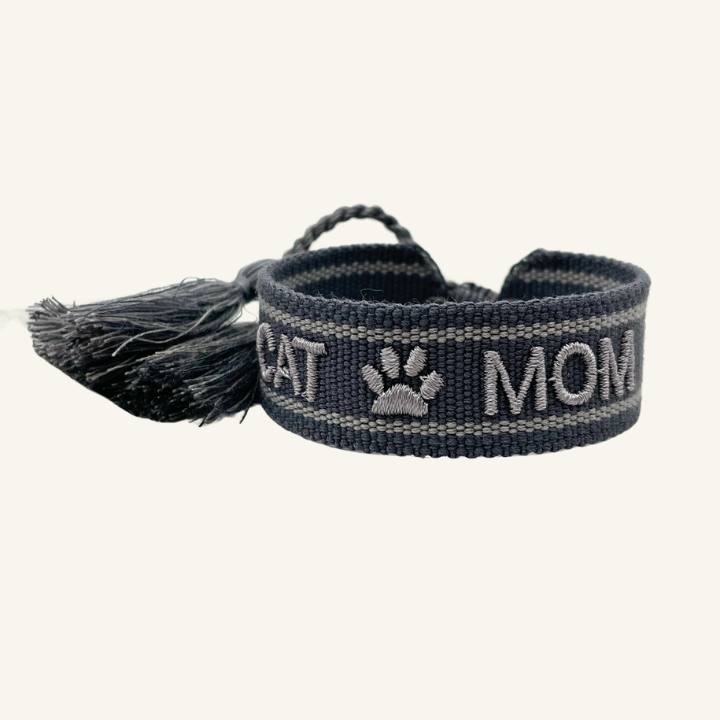 Bracciale in tessuto ricamato nero con scritta "CATMOM"
