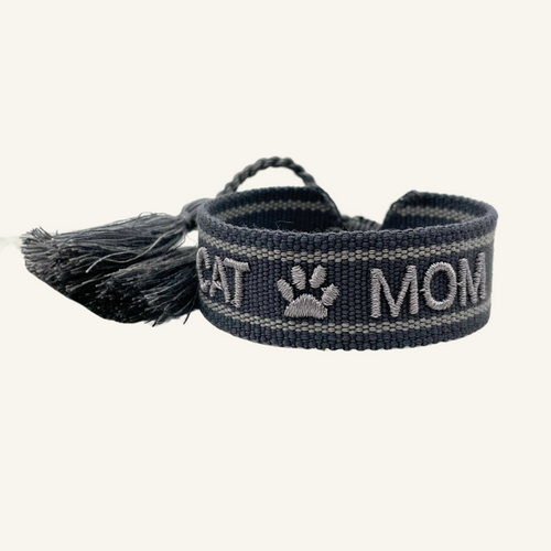 Bracciale in tessuto ricamato nero con scritta "CATMOM"