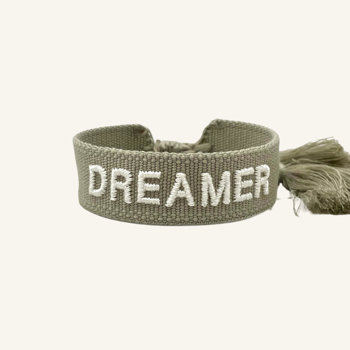 Bracciale in tessuto ricamato verde militare con scritta bianca "DREAMER"