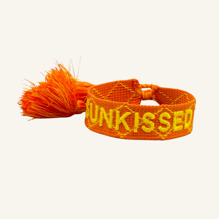Bracciale in tessuto ricamato arancione con scritta gialla "SUNKISSED"