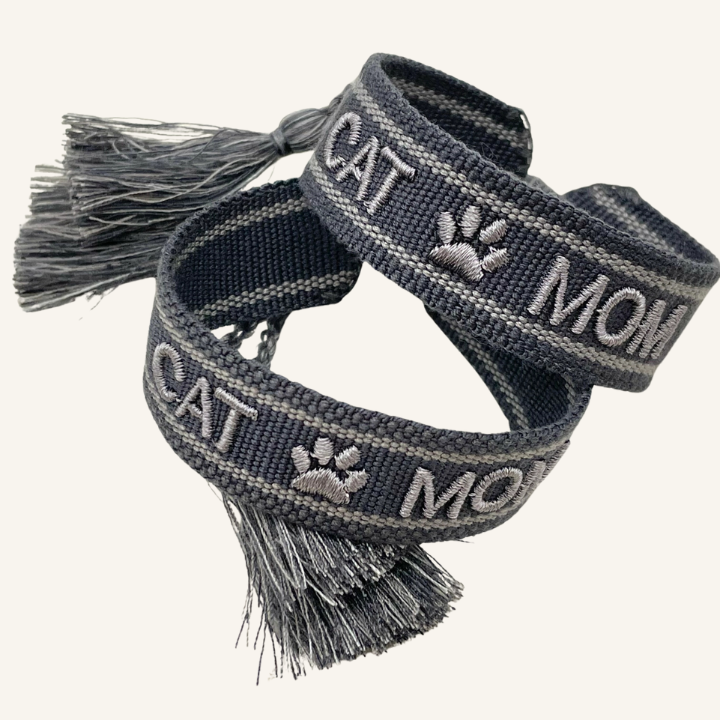 Bracciale in tessuto ricamato nero con scritta "CATMOM"