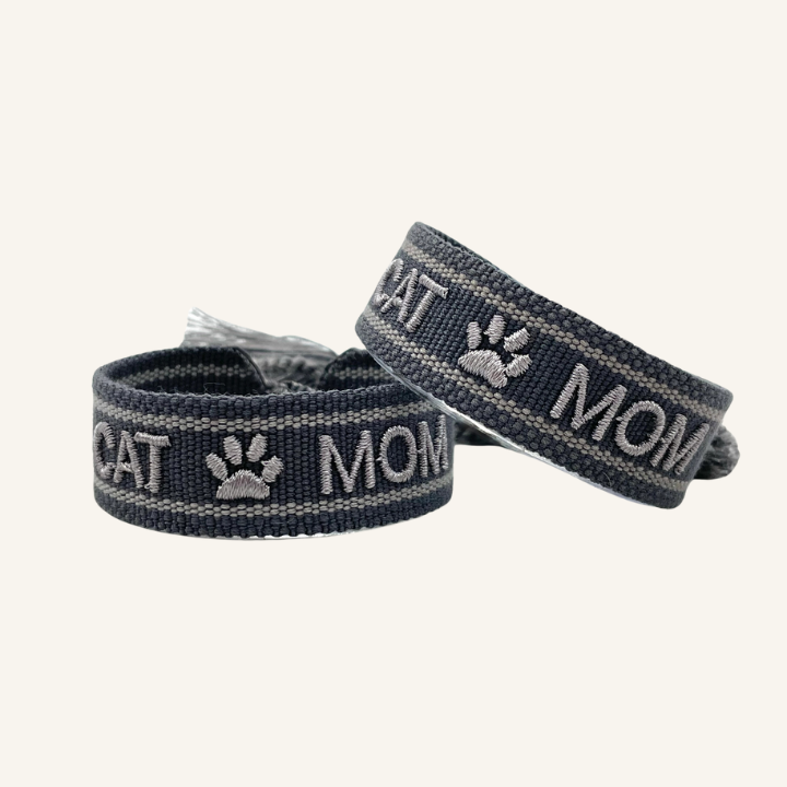 Bracciale in tessuto ricamato nero con scritta "CATMOM"