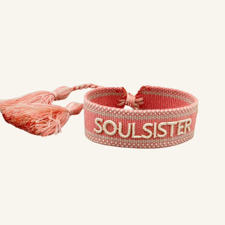Bracciale in tessuto ricamato rosa salmone con scritta bianca "SOULSISTER"