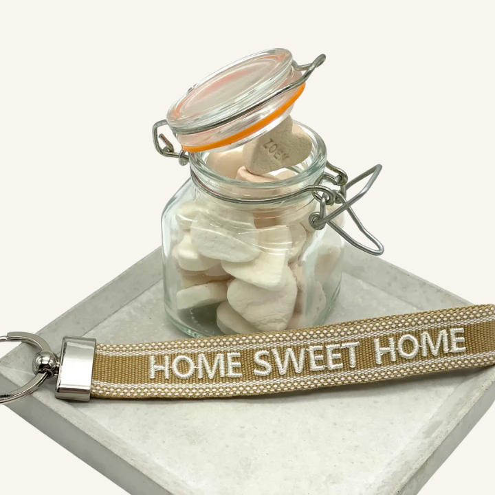 Portachiavi in tessuto intrecciato marrone con scritta ricamata in bianco "HOME SWEET HOME"
