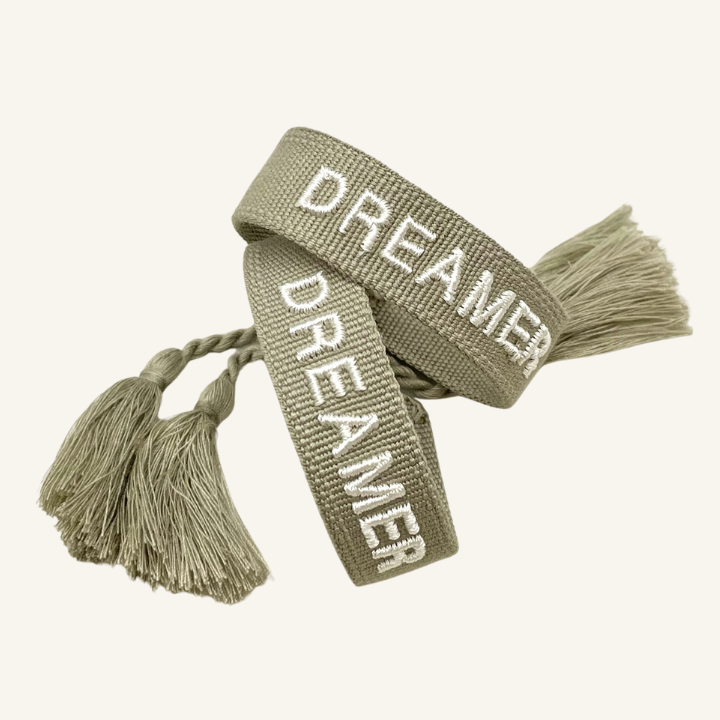 Bracciale in tessuto ricamato verde militare con scritta bianca "DREAMER"