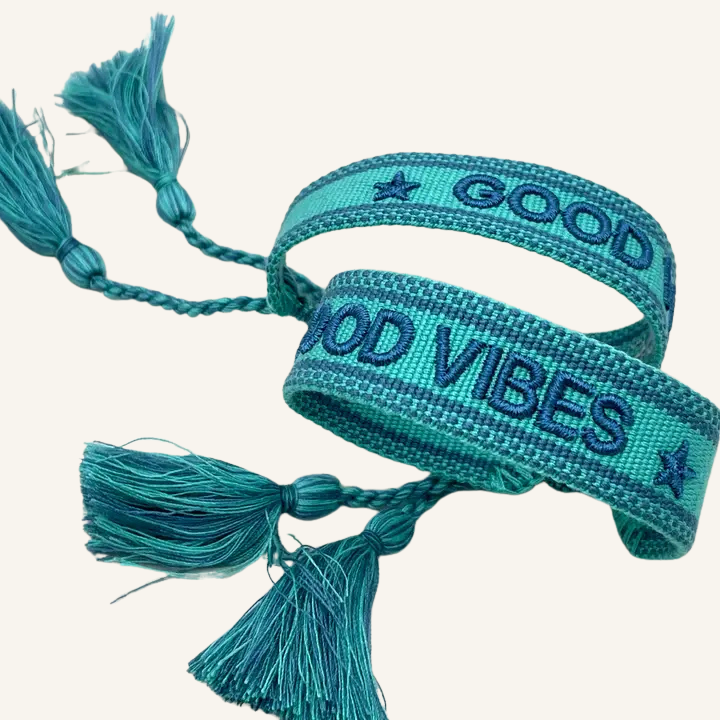 Bracciale in tessuto ricamato azzurro e blu con scritta "GOOD VIBES"