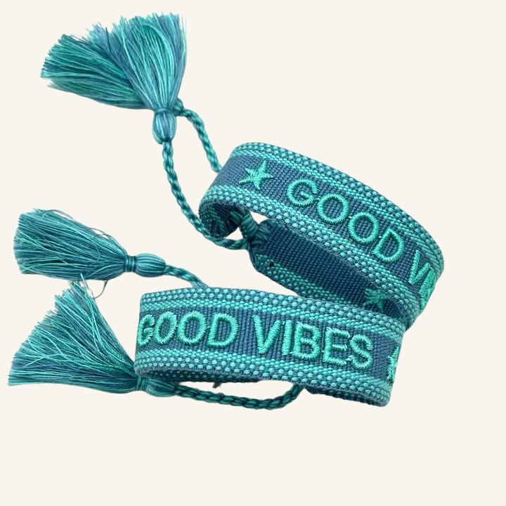Bracciale in tessuto ricamato azzurro e blu con scritta "GOOD VIBES"
