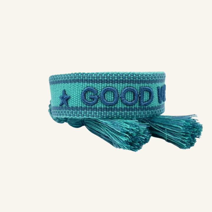 Bracciale in tessuto ricamato azzurro e blu con scritta "GOOD VIBES"