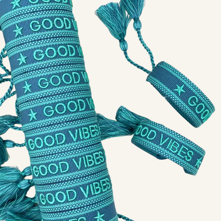 Bracciale in tessuto ricamato azzurro e blu con scritta "GOOD VIBES"