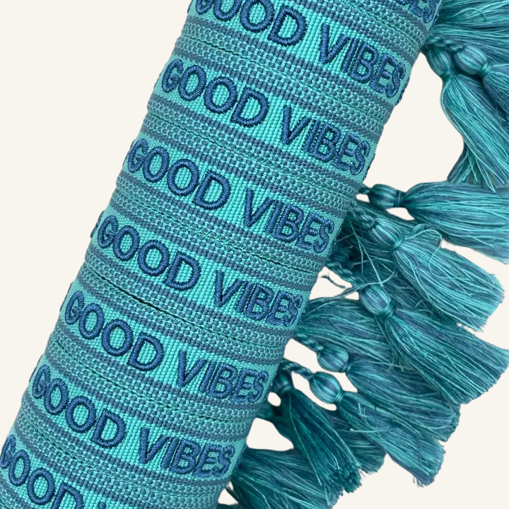 Bracciale in tessuto ricamato azzurro e blu con scritta "GOOD VIBES"