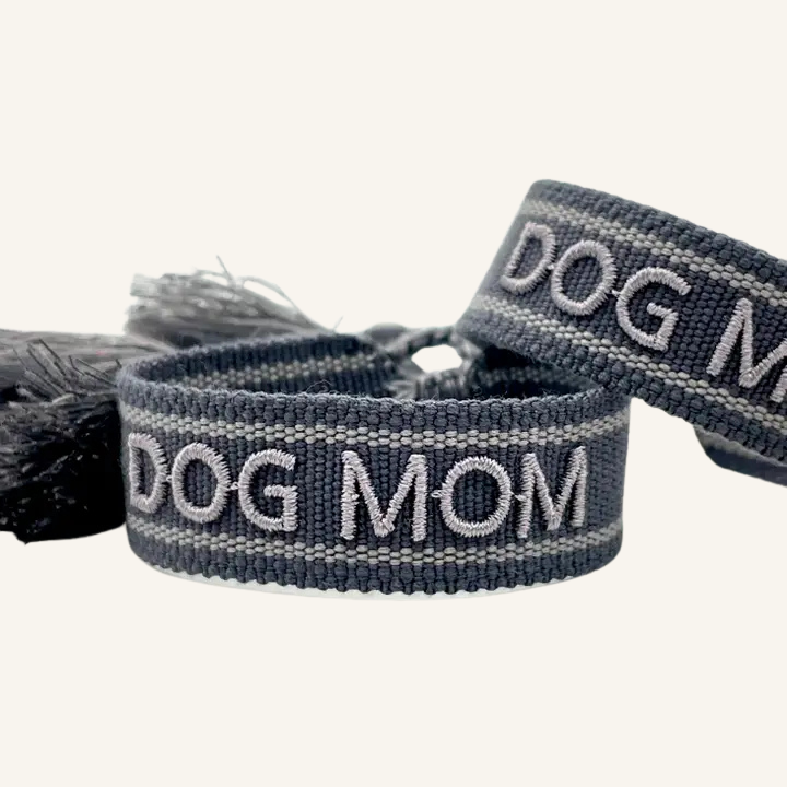 Bracciale in tessuto ricamato nero scritta "DOG MOM"