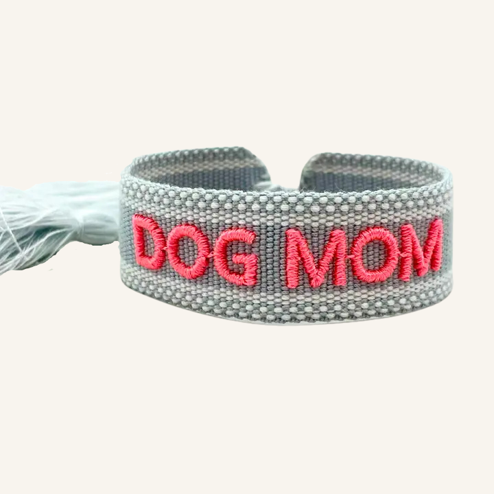 Bracciale in tessuto ricamato grigio con scritta fucsia "DOG MOM"