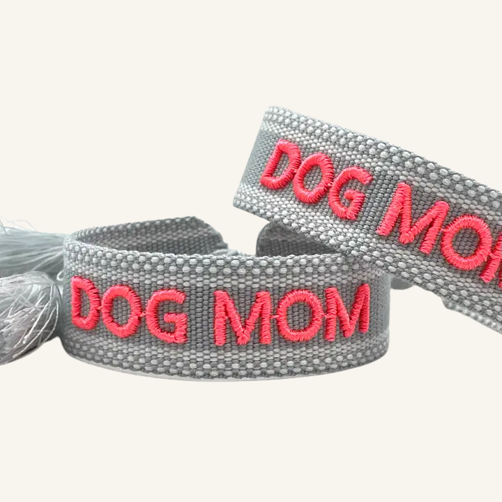 Bracciale in tessuto ricamato grigio con scritta fucsia "DOG MOM"