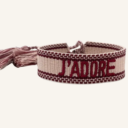 Bracciale in tessuto ricamato rosso e rosa con scritta "J'ADORE"
