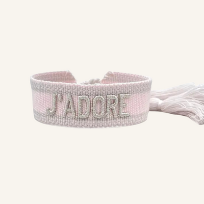 Bracciale in tessuto ricamato rosa con scritta "J'ADORE"