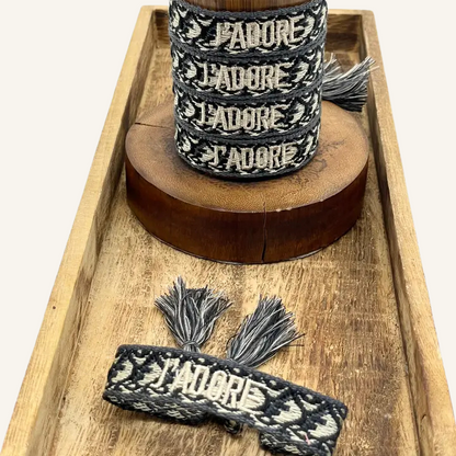 Bracciale in tessuto ricamato bianco  e nero con scritta "J'ADORE"