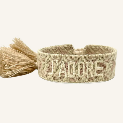 Bracciale in tessuto ricamato oro con scritta "J'ADORE"