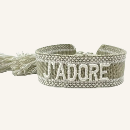 Bracciale in tessuto ricamato verde chiaro con scritta bianca "J'ADORE"