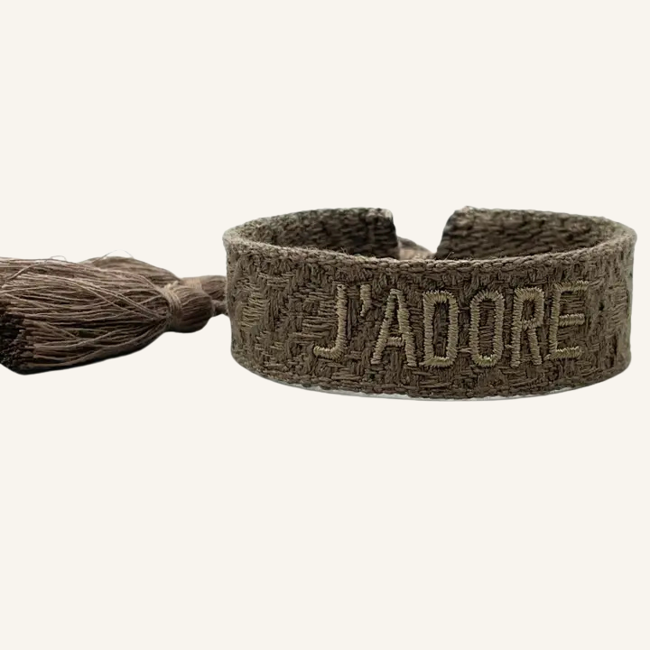 Bracciale in tessuto ricamato marrone con scritta "J'ADORE"