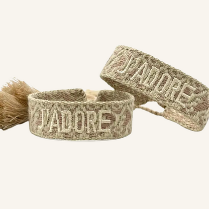 Bracciale in tessuto ricamato oro con scritta "J'ADORE"
