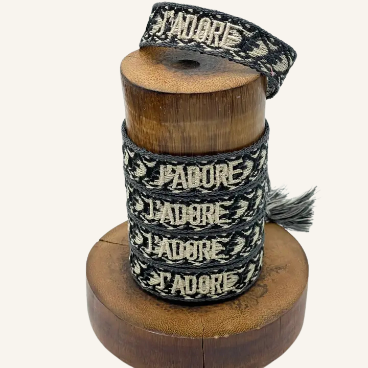Bracciale in tessuto ricamato bianco  e nero con scritta "J'ADORE"
