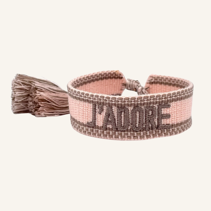 Bracciale in tessuto ricamato rosa con scritta "J'ADORE"