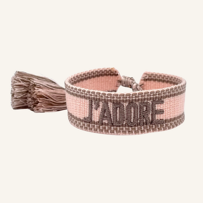 Bracciale in tessuto ricamato rosa con scritta "J'ADORE"