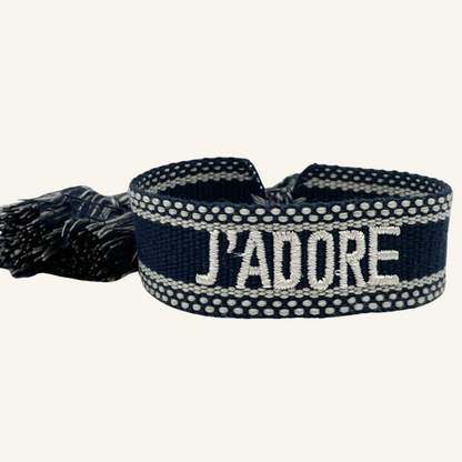 Bracciale in tessuto ricamato nero con scritta bianca "J'ADORE"