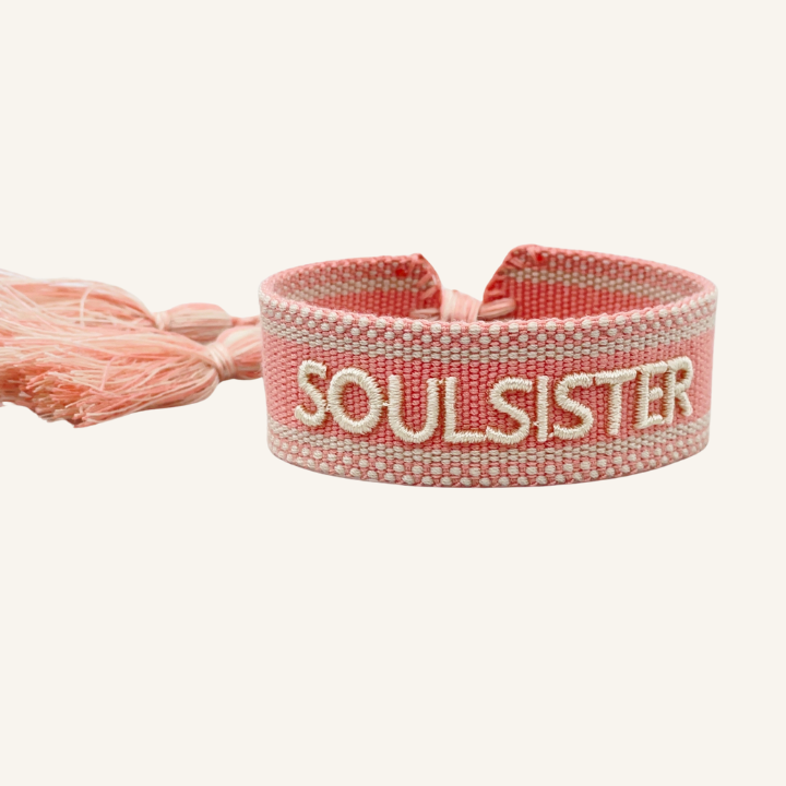 Bracciale in tessuto ricamato rosa salmone con scritta bianca "SOULSISTER"