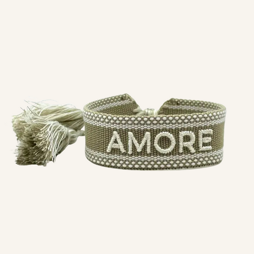 Bracciale in tessuto ricamato verde con scritta "AMORE"