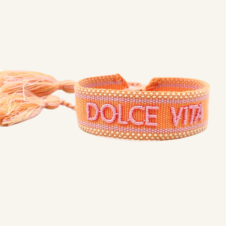 Bracciale in tessuto ricamato arancione e rosa con scritta "DOLCE VITA"