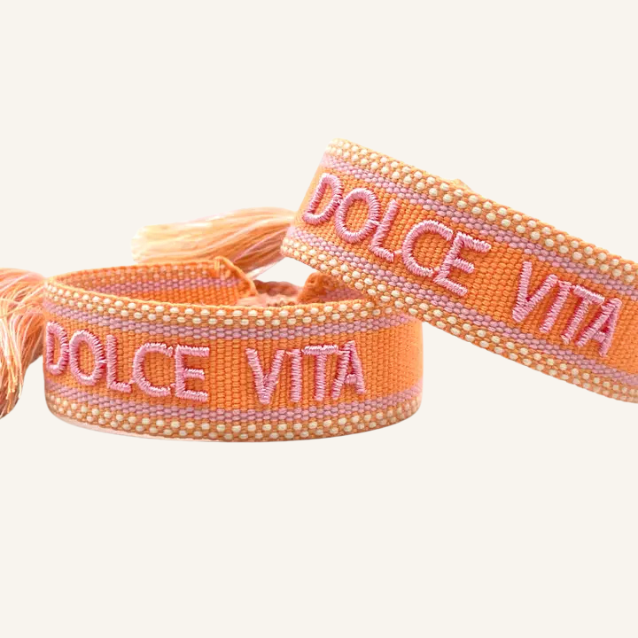 Bracciale in tessuto ricamato arancione e rosa con scritta "DOLCE VITA"