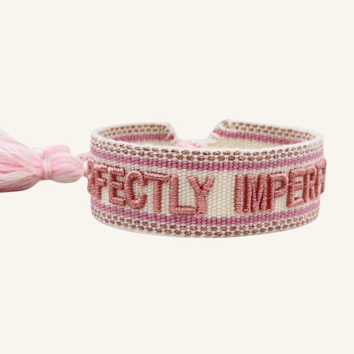 Bracciale in tessuto ricamato rosa e bianco con scritta "PERFECTLY IMPERFECT"