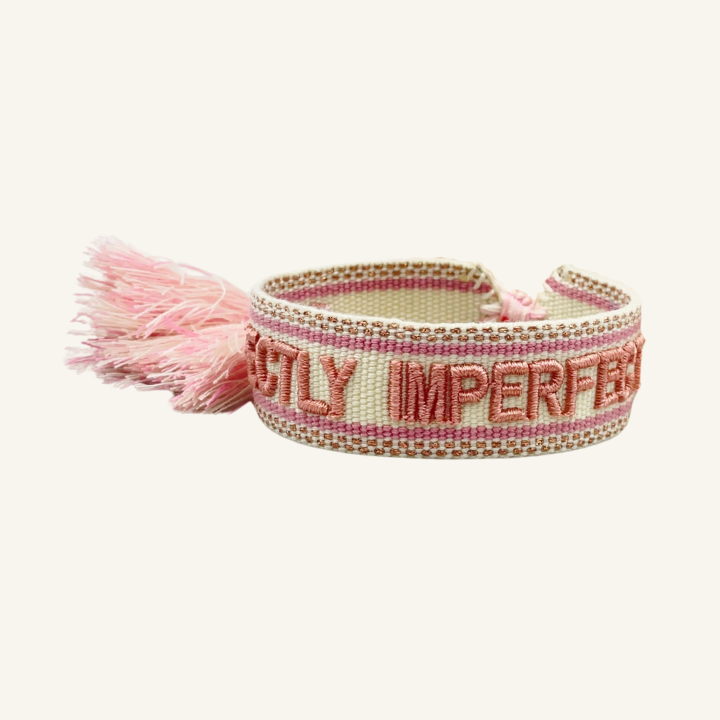 Bracciale in tessuto ricamato rosa e bianco con scritta "PERFECTLY IMPERFECT"
