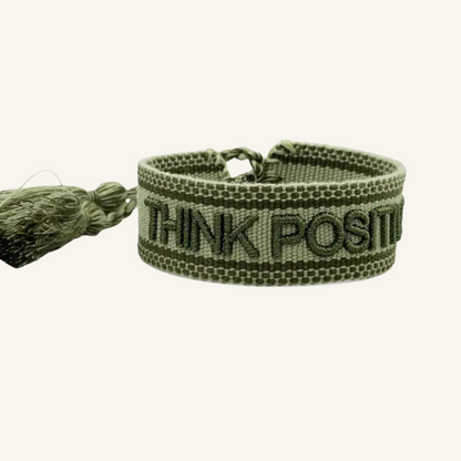 Bracciale in tessuto ricamato verde con scritta "THINK POSITIVE"