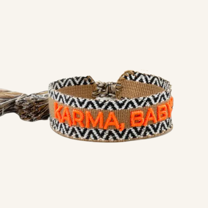 Bracciale in tessuto ricamato marrone, arancione con greca a triangoli bianchi e neri con scritta "KARMA, BABY"