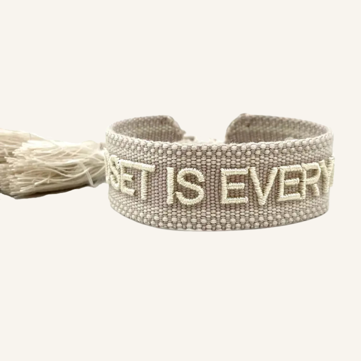 Bracciale in tessuto ricamato beige con scritta bianca "MINDSET IS EVERYTHING"